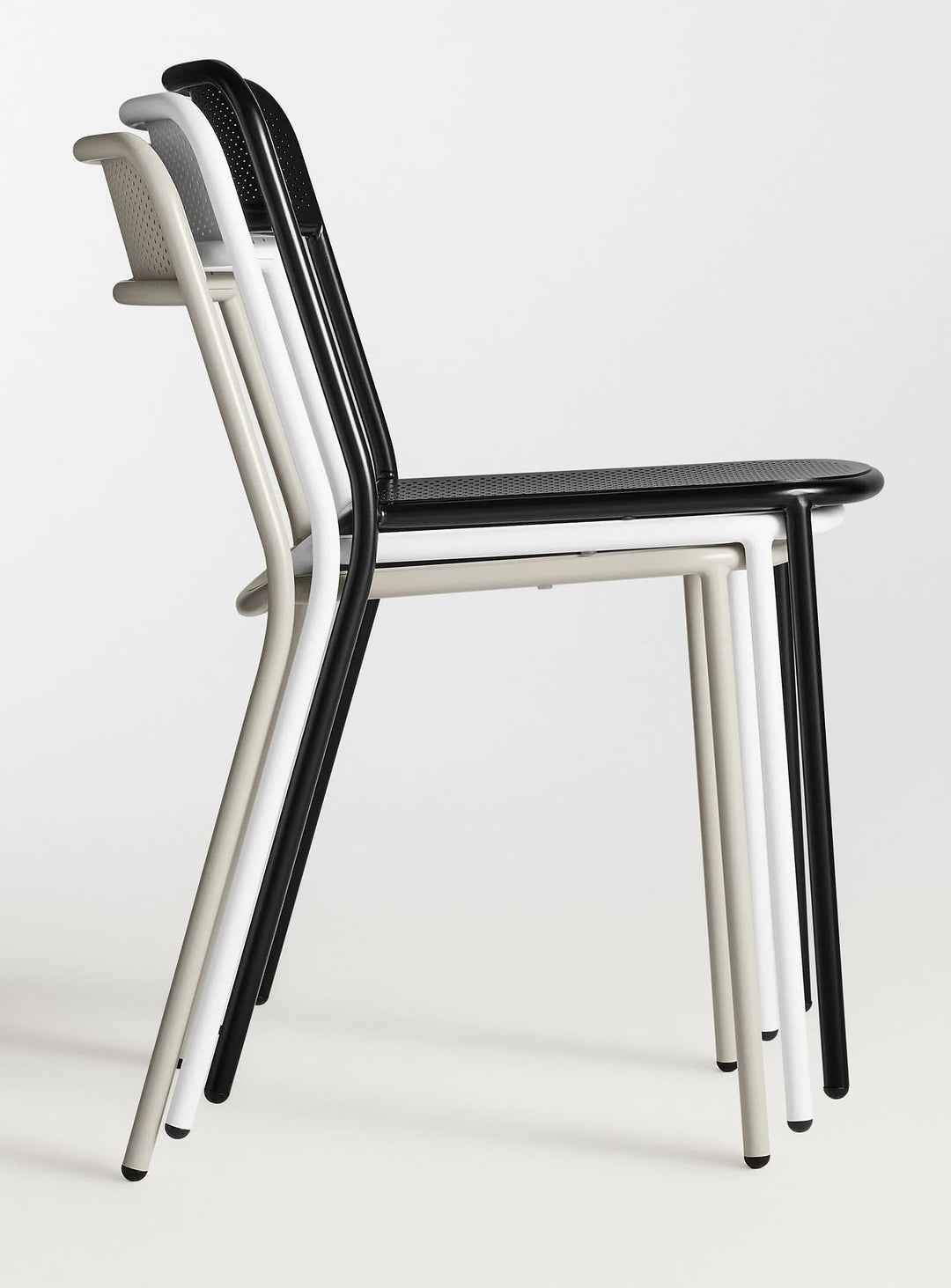 Chaise Trim Blu Dot : chaise design, parfaite pour terrasse ou intérieur.