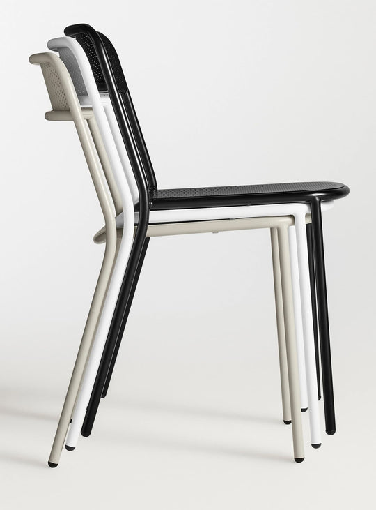 Chaise Trim Blu Dot : chaise design, parfaite pour terrasse ou intérieur.