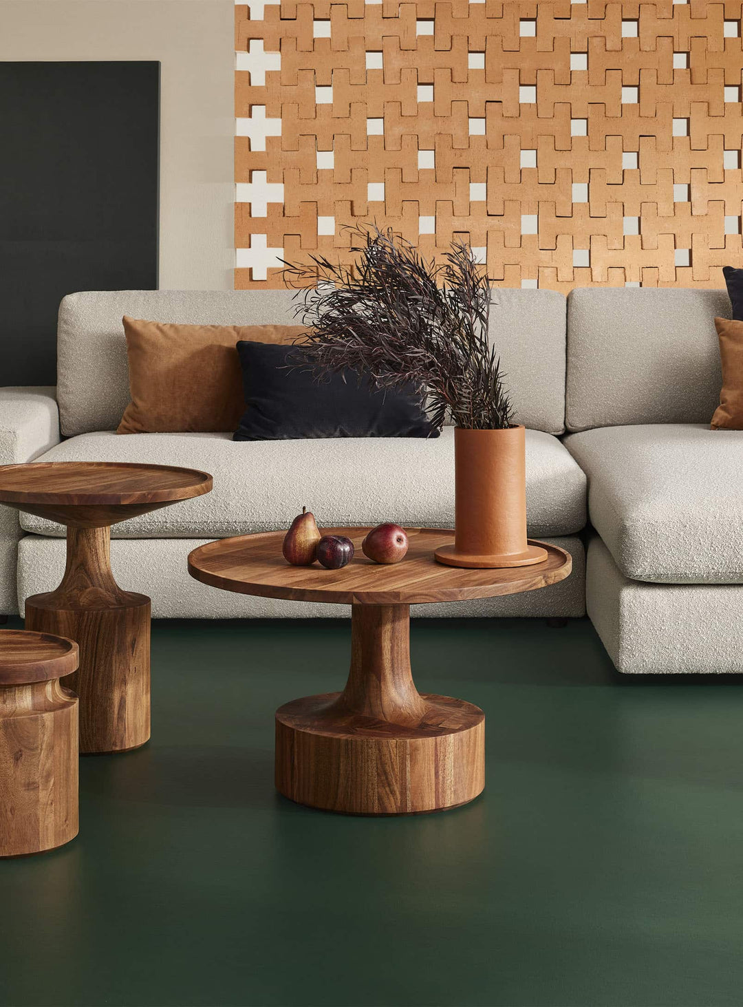Table à café Turn Blu Dot : une table sculpturale en acacia massif élégant.