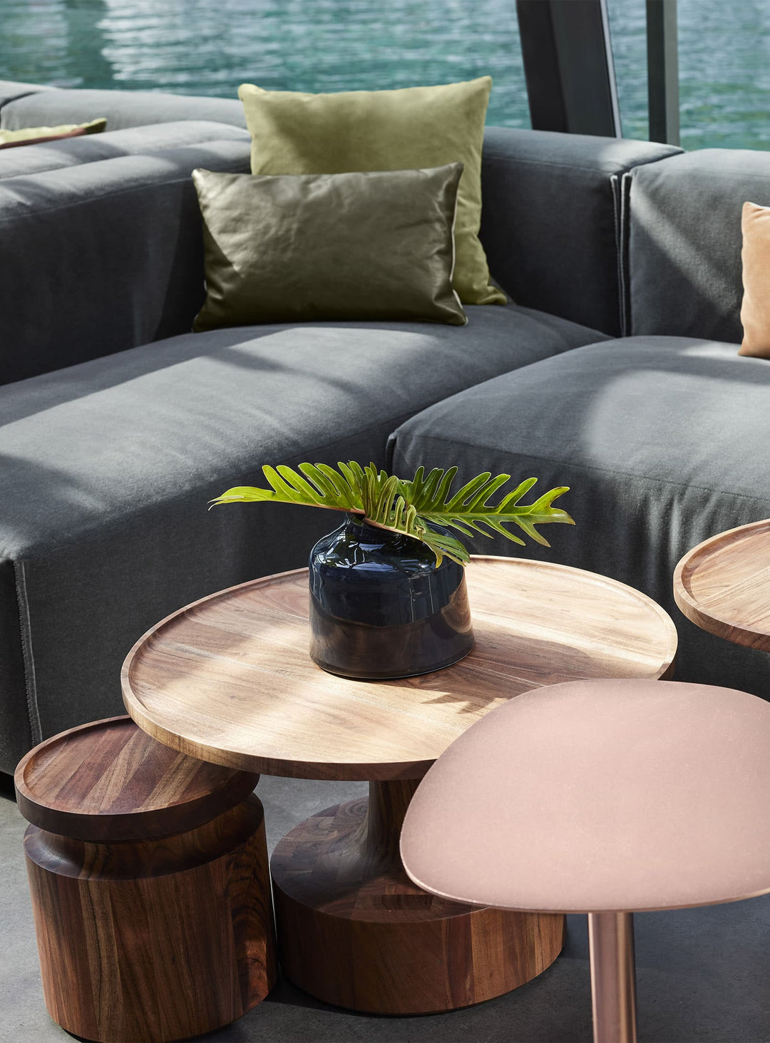 Table basse Turn Blu Dot : bois d’acacia massif et style intemporel chaleureux.