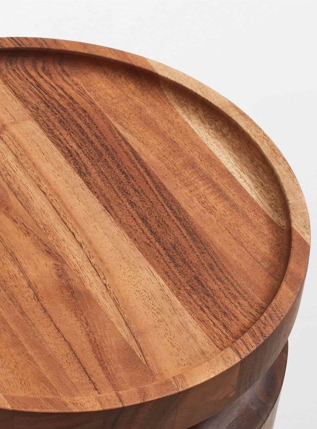 Table d’appoint Turn Blu Dot : bois d’acacia naturel et silhouette sculpturale unique. petit