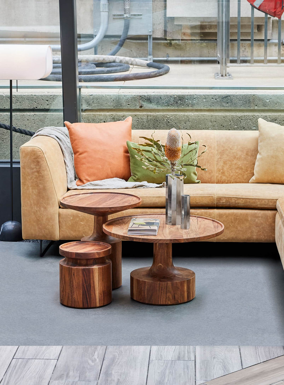 Table d’appoint Turn Blu Dot : une pièce en acacia massif à l’allure chaleureuse. 