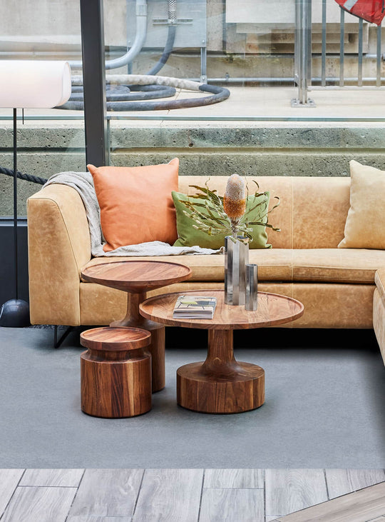 Table d’appoint Turn Blu Dot : une pièce en acacia massif à l’allure chaleureuse. 