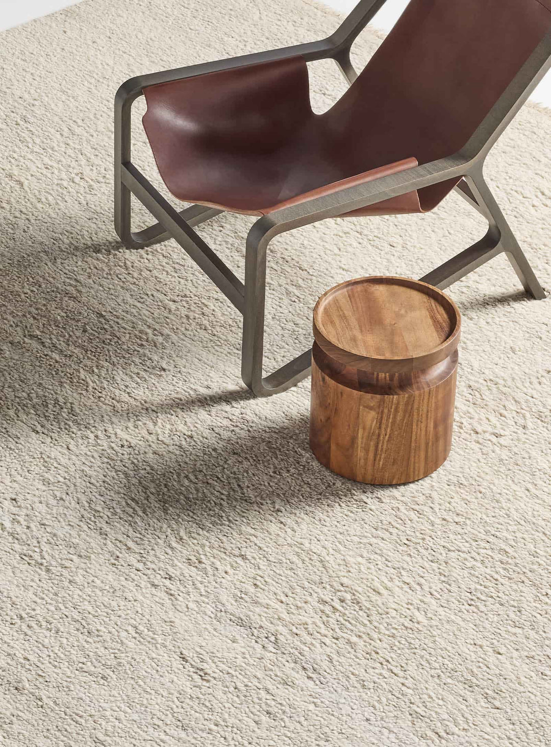 Table d’appoint Turn Blu Dot : style contemporain et authenticité du bois massif. petit