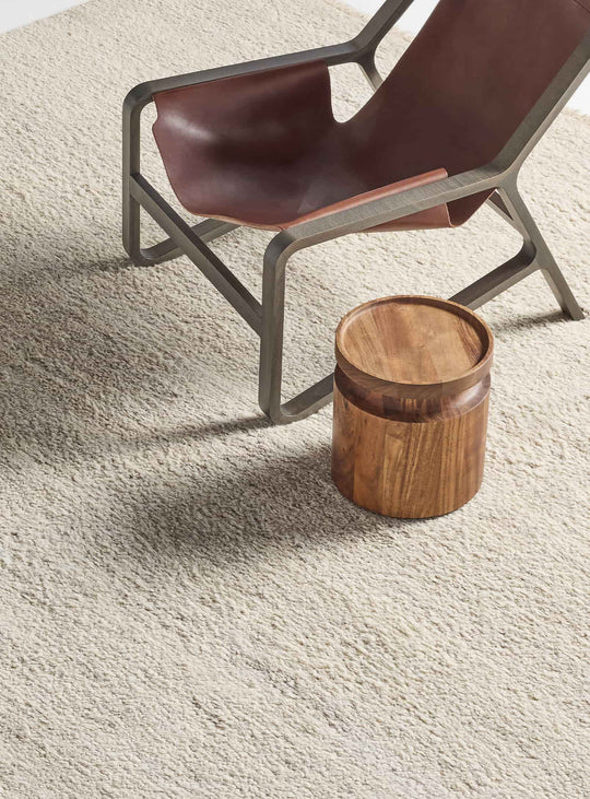 Table d’appoint Turn Blu Dot : style contemporain et authenticité du bois massif. petit