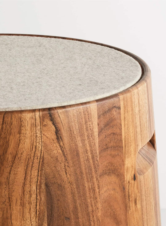 Tabouret Turn Blu Dot : design contemporain et assise en feutre de laine. blanc cassé