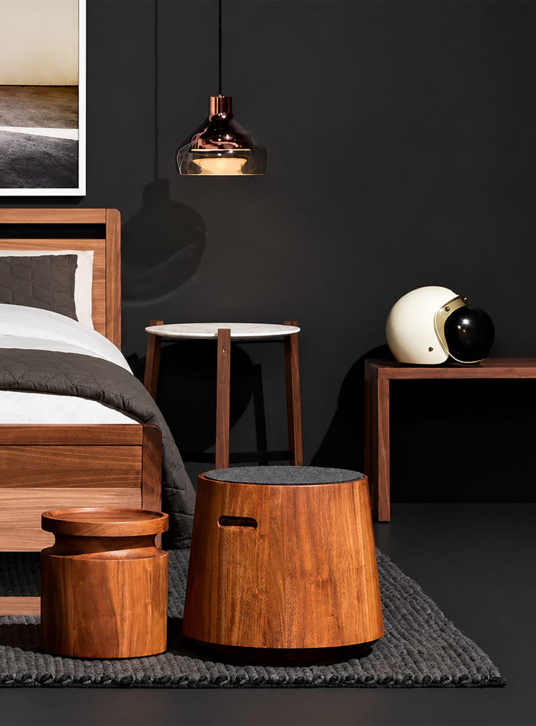 Tabouret Turn Blu Dot : un tabouret sculptural en acacia massif élégant. graphite
