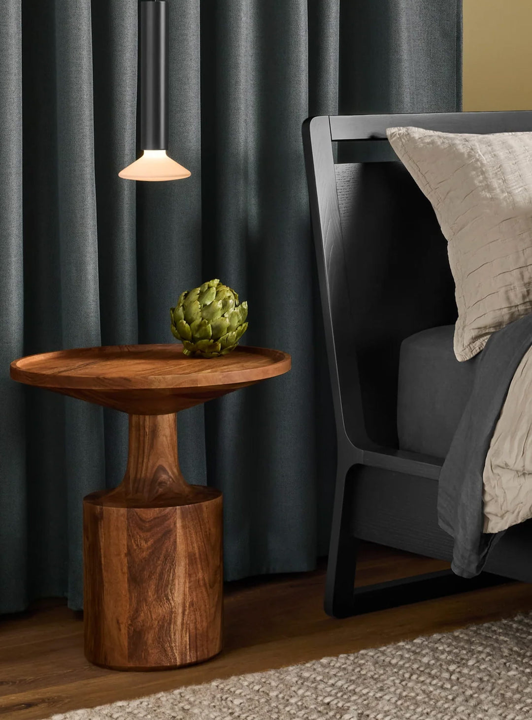 Table d’appoint Turn Blu Dot : design sculptural et bois vivant plein d’authenticité. grand