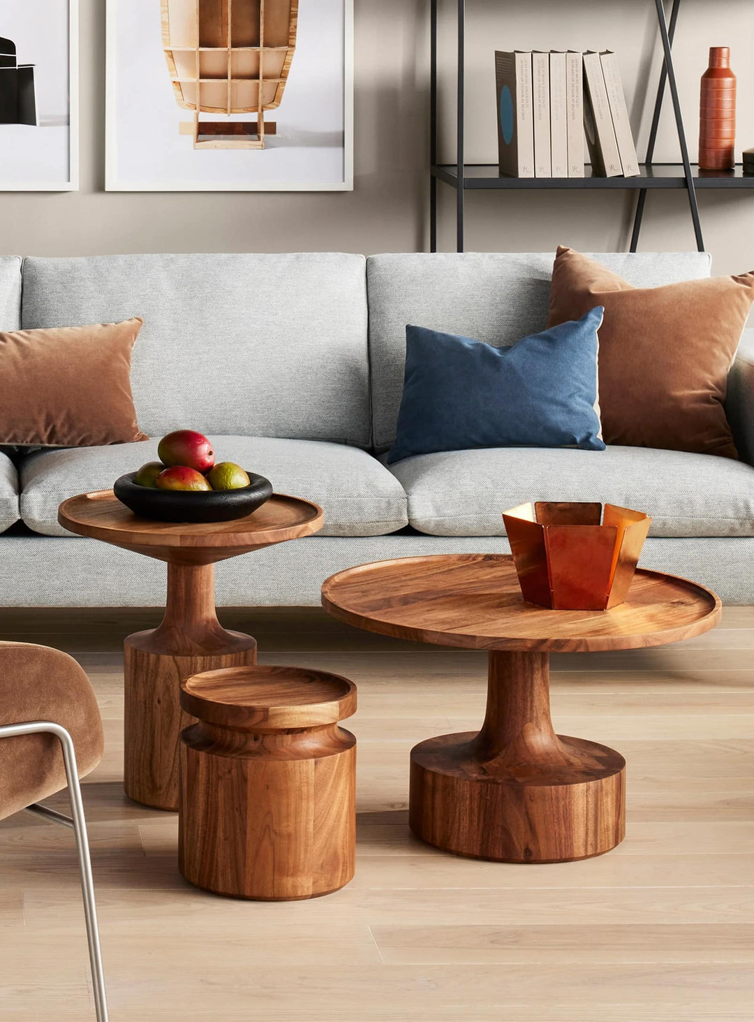 Table d’appoint Turn Blu Dot : une table sculpturale en acacia massif chaleureux.