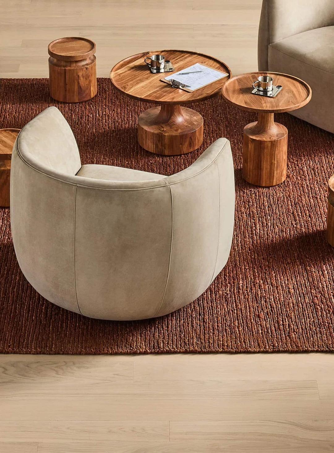 Table d’appoint Turn Blu Dot : une table ronde chic pour salon ou chambre. 