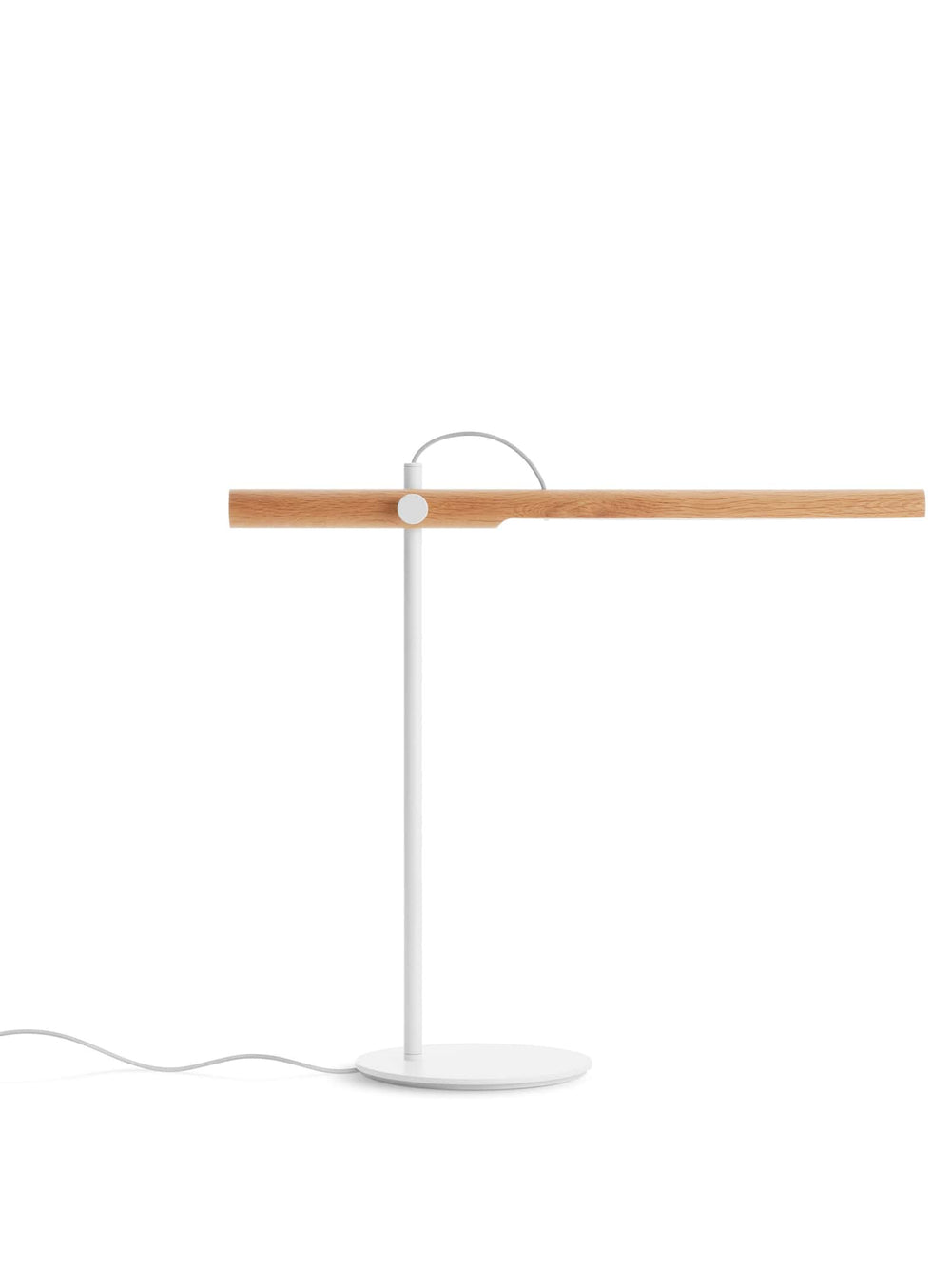 Bois et acier s’unissent dans la lampe de table et de bureau Type A de Blu Dot. Blanc.