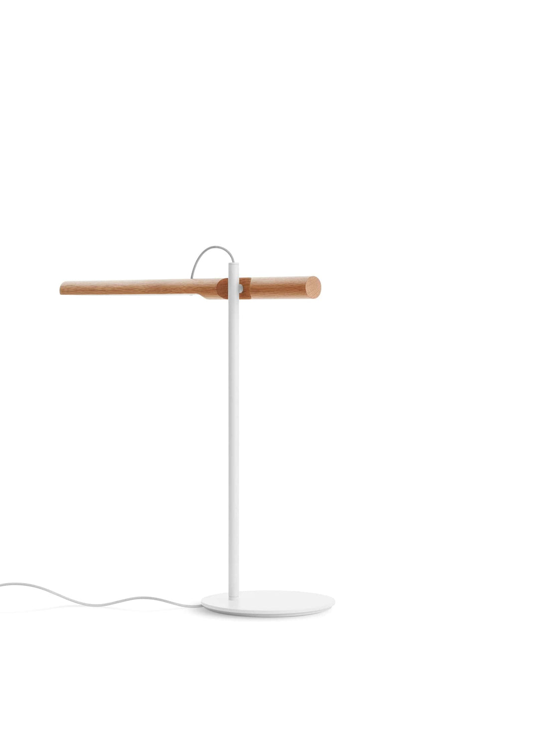 Élégante et fonctionnelle, la lampe Type A de Blu Dot allie bois massif et acier. Banc.