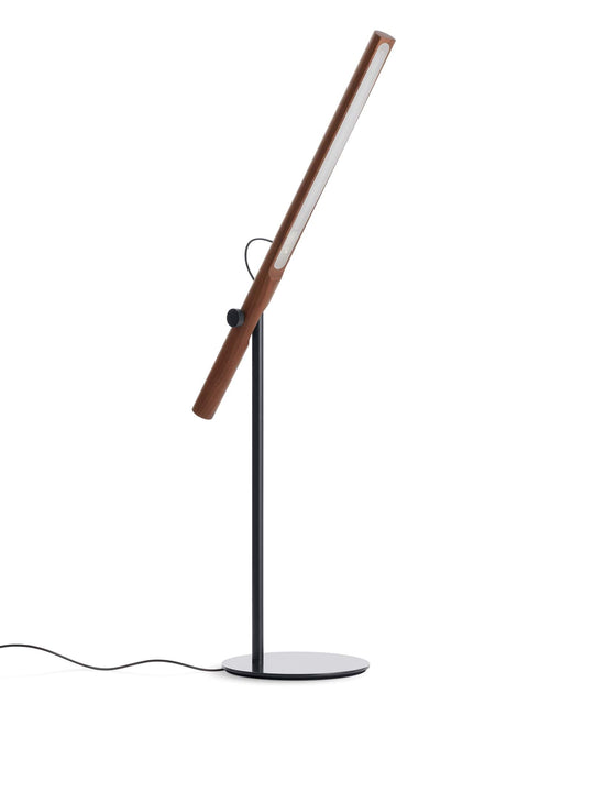 La lampe de table et de bureau Type A de Blu Dot : équilibre entre métal et bois. Noir.