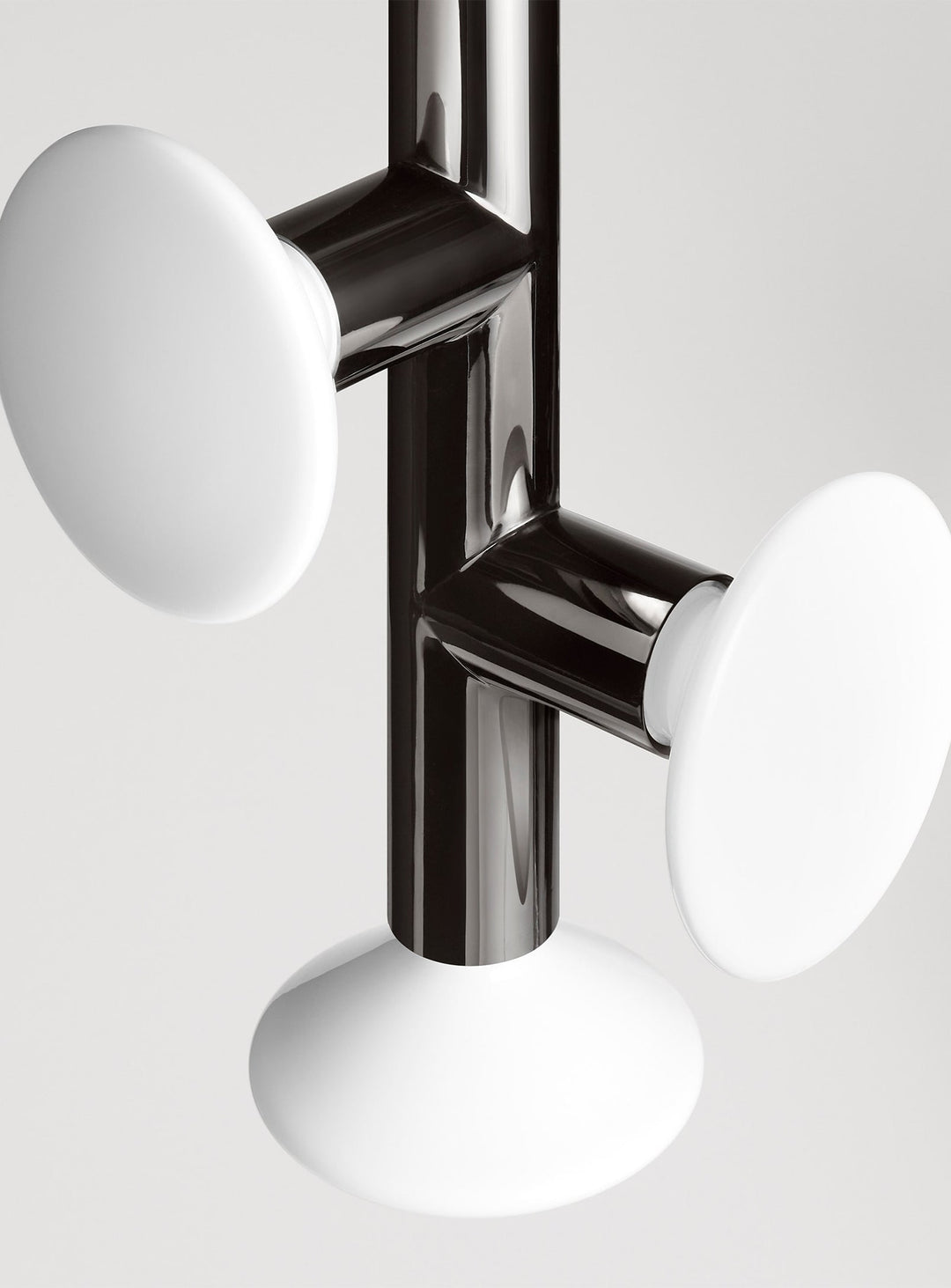 Lampe suspendue Ultra 3 de Blu Dot : lumière douce et design audacieux. Noir brillant.