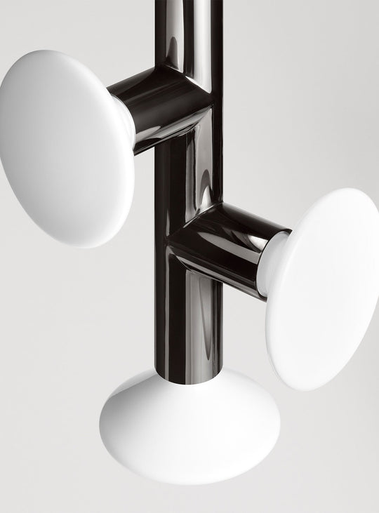 Lampe suspendue Ultra 3 de Blu Dot : lumière douce et design audacieux. Noir brillant.