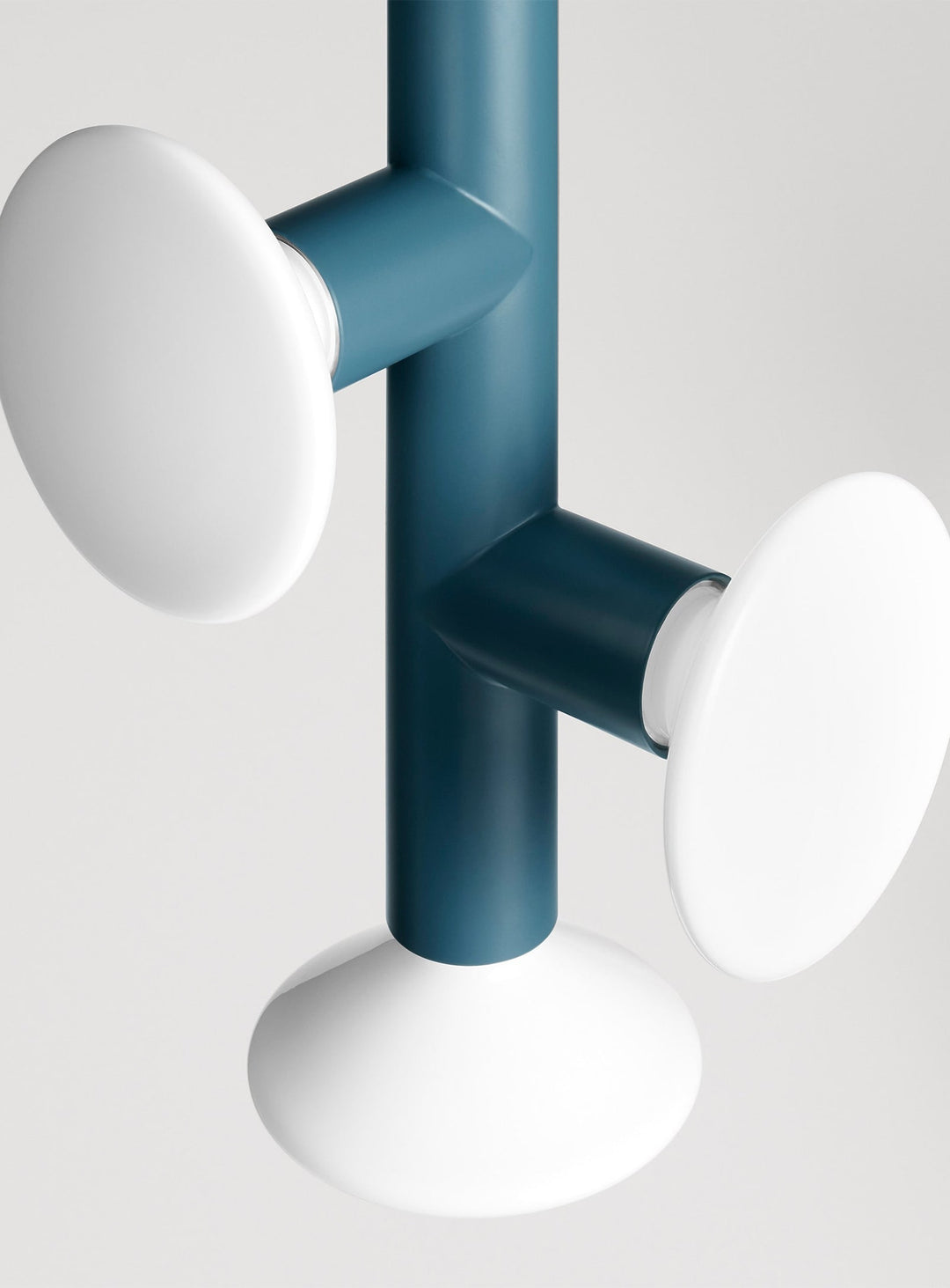 Lampe suspendue Ultra 3 de Blu Dot : équilibre visuel et allure contemporaine. Bleu.