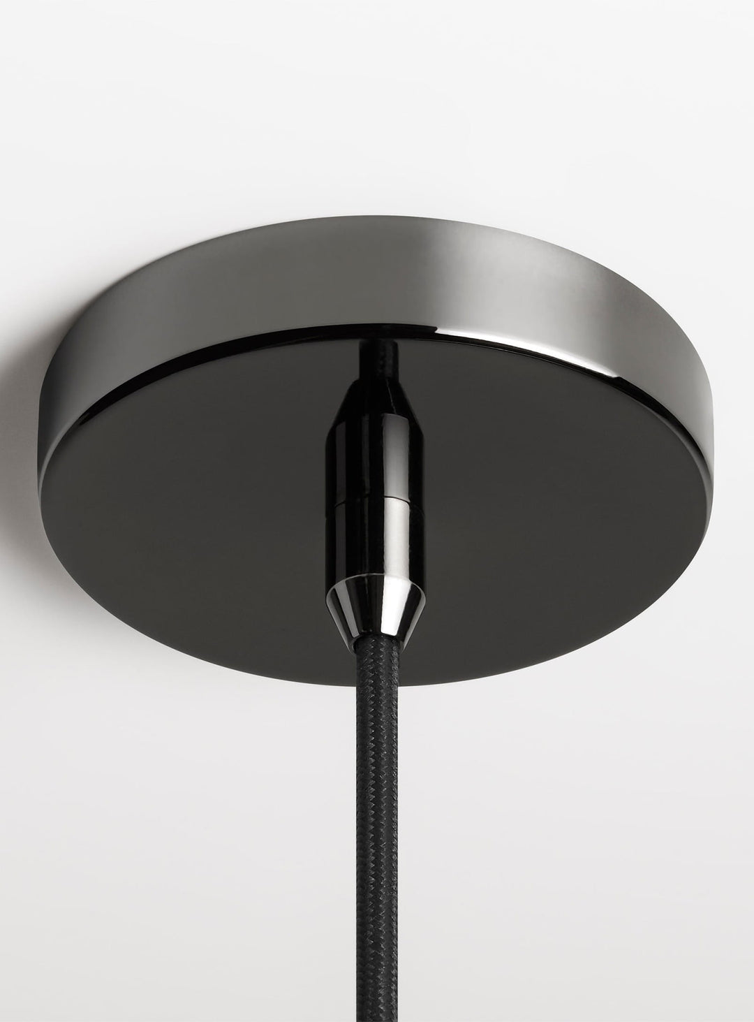 Blu Dot Ultra 3 : lampe suspendue unique grâce au soufflage à la main. Noir brillant.