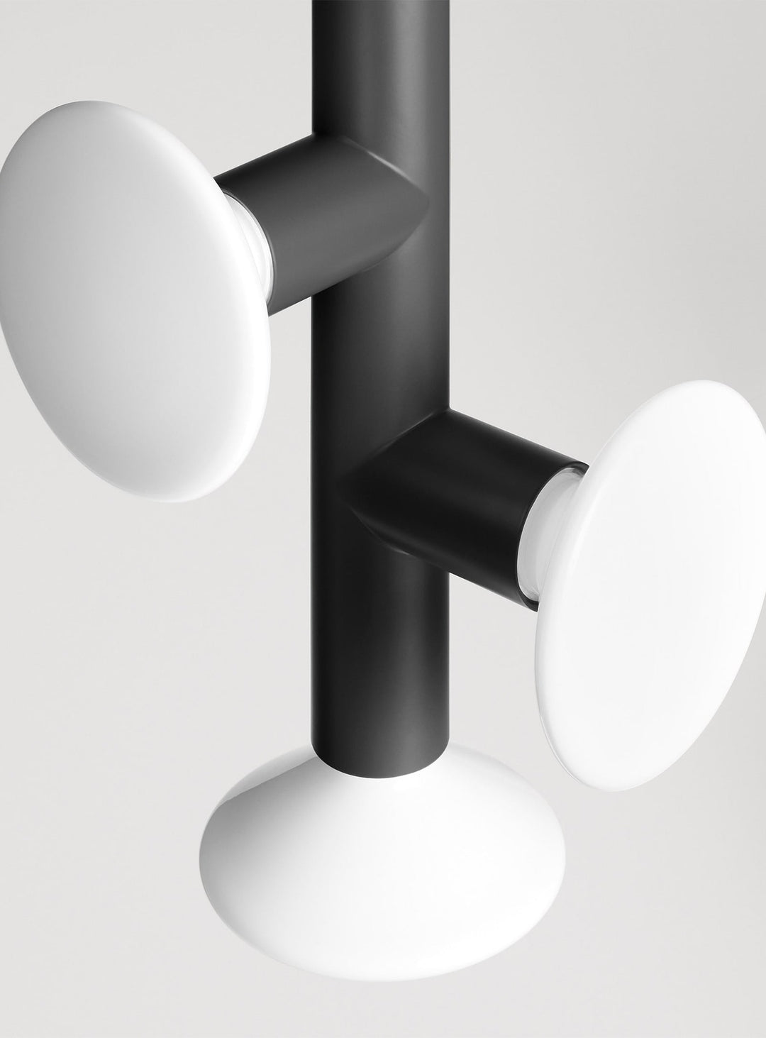Blu Dot Ultra 3 : lampe suspendue artisanale et élégante. Noir mat.