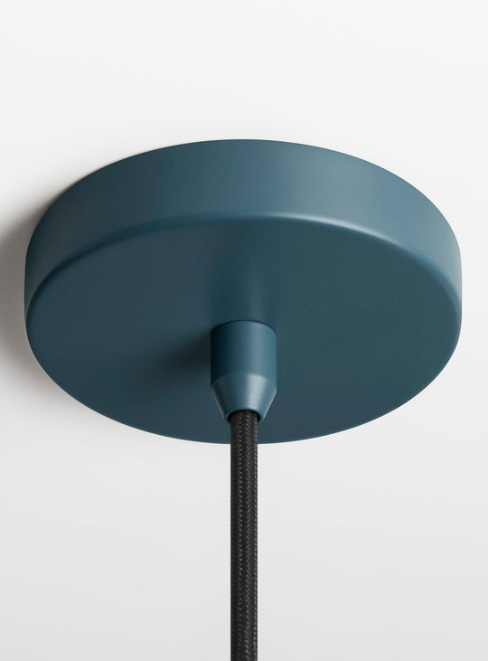 Blu Dot Ultra 3 : lampe suspendue avec trois sources lumineuses verticales. Bleu.