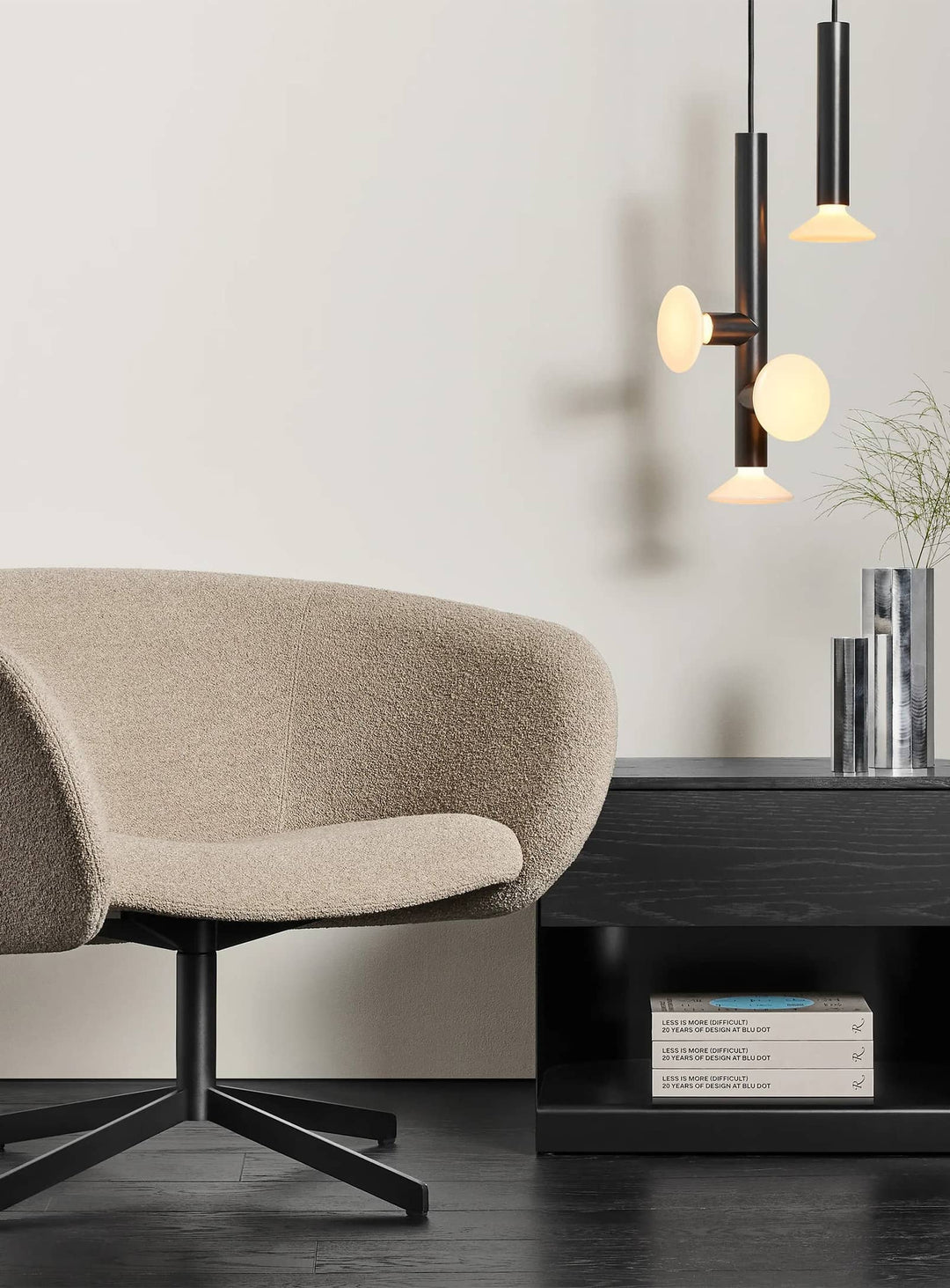 Lampe suspendue Ultra 3 de Blu Dot : contraste élégant entre verre et acier. Noir brillant.