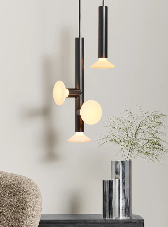 Lampe suspendue Ultra 3 de Blu Dot : design linéaire et lumière chaleureuse. Noir brillant.
