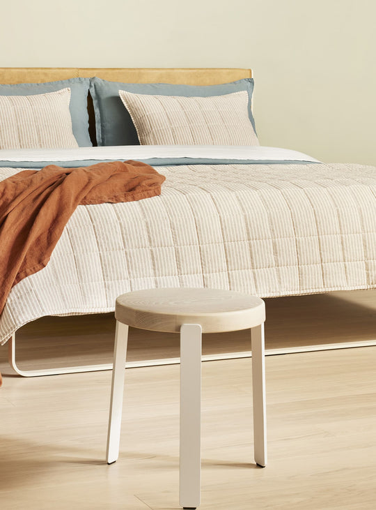 Tabouret Unit Blu Dot : siège design en frêne massif et acier. blanc
