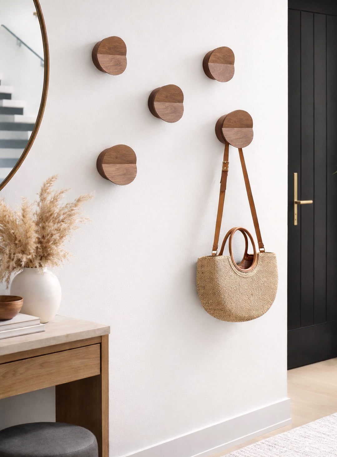 Sublimez vos murs avec les crochets Uphold Blu Dot, objets décoratifs en bois massif. noyer, rond