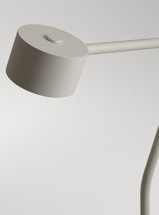 Lampe sur pied Verge de Blu Dot : idéale pour salon, bureau ou lecture.