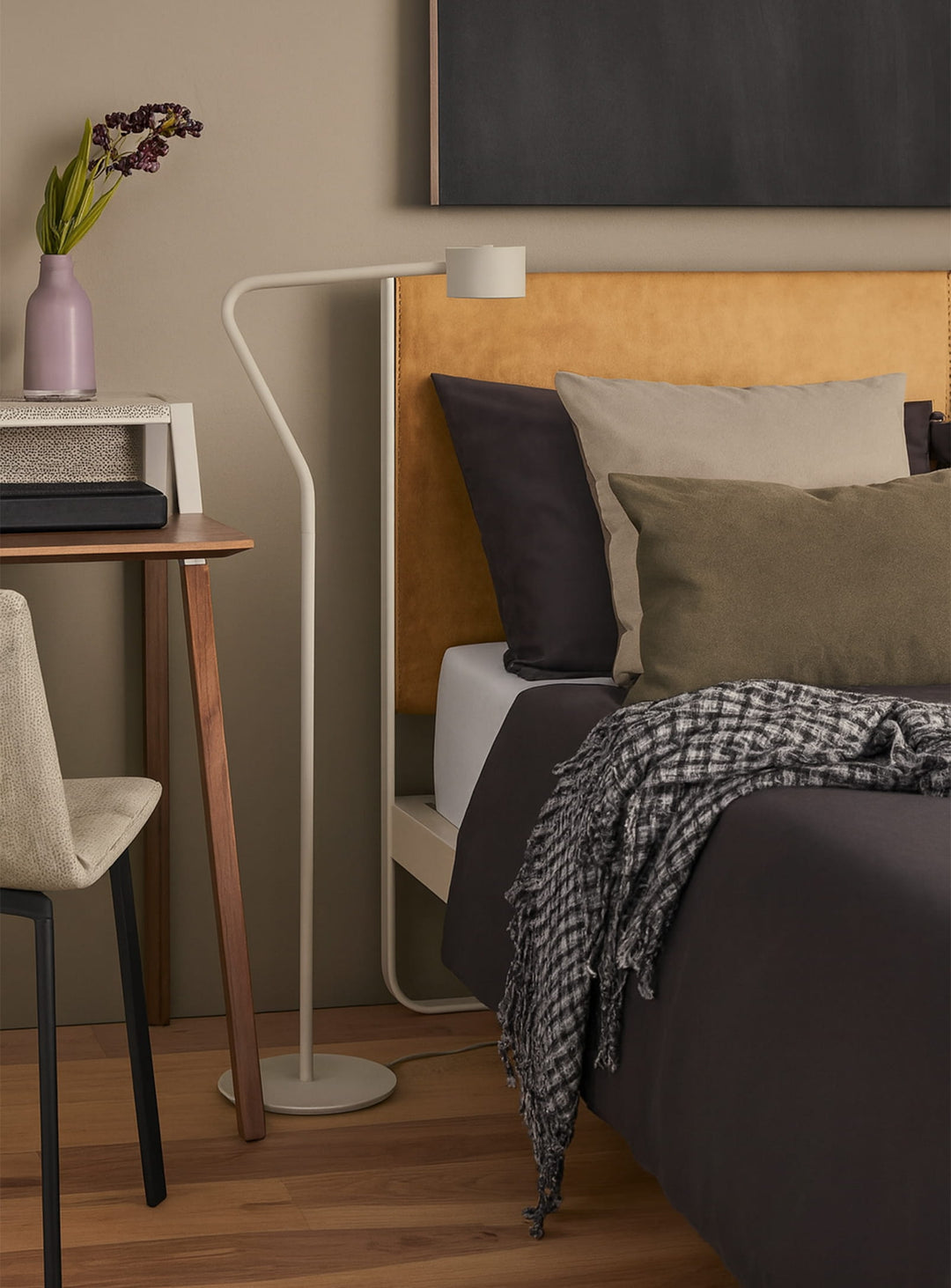 Lampe sur pied Verge de Blu Dot : design compact et éclairage réglable.