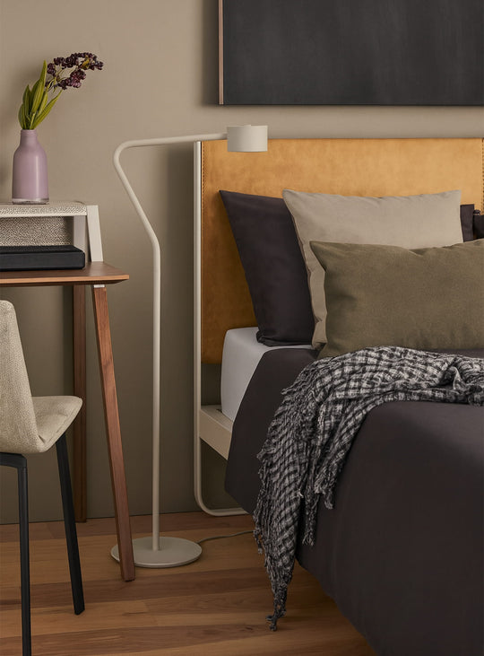 Lampe sur pied Verge de Blu Dot : design compact et éclairage réglable.