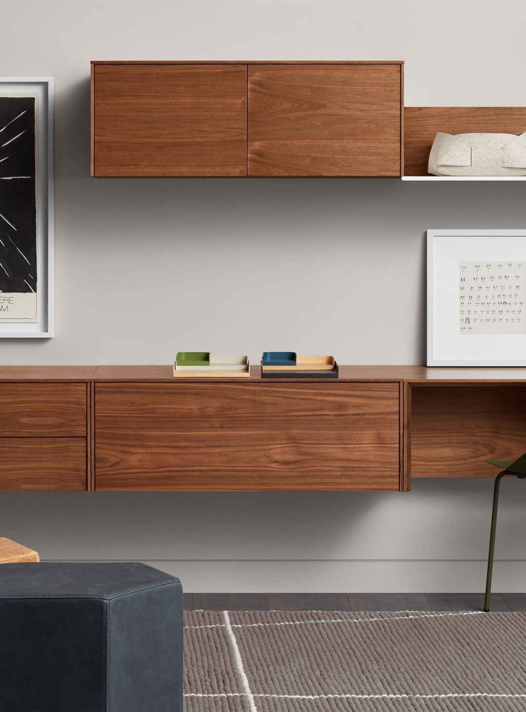 Caisson mural en bois Wonder Wall 2.0 de Blu Dot : style sobre et rangement malin. noyer