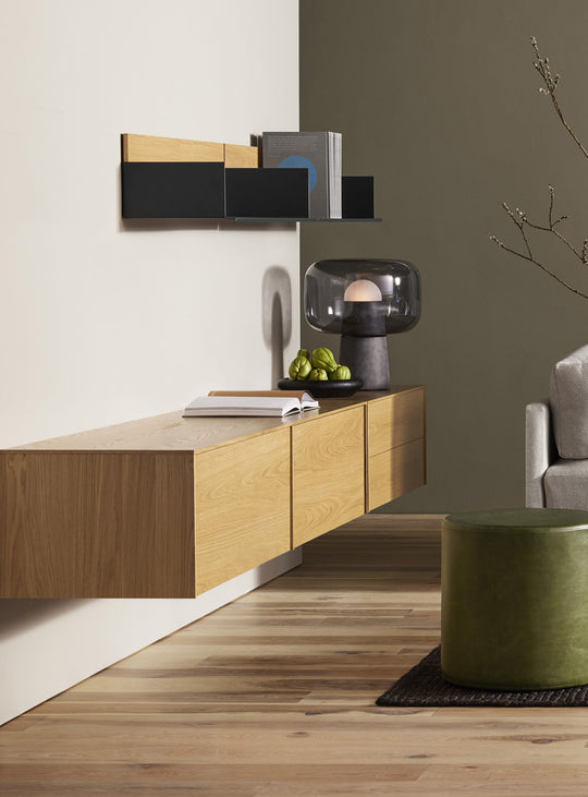 Découvrez l'étagère Blu Dot Wonder Wall 2.0, parfaite pour le salon ou le bureau. chene blanc