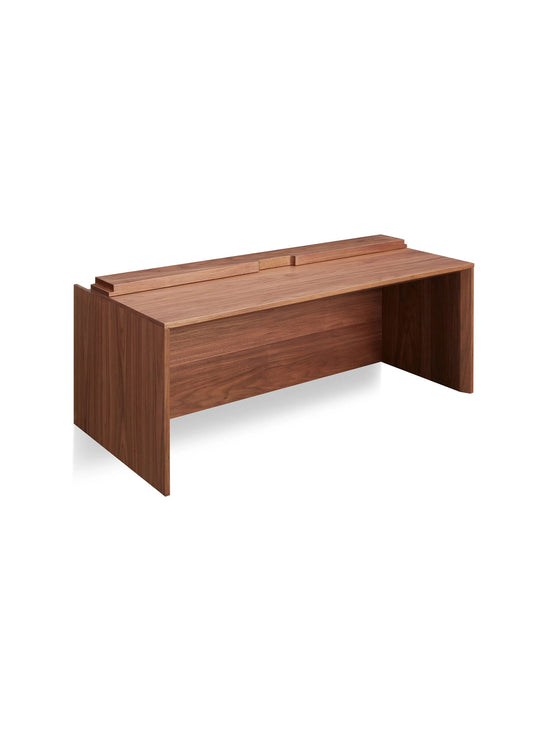 Optez pour le bureau Blu Dot Wonder Wall 2.0, idéal pour aménager un petit espace. noyer