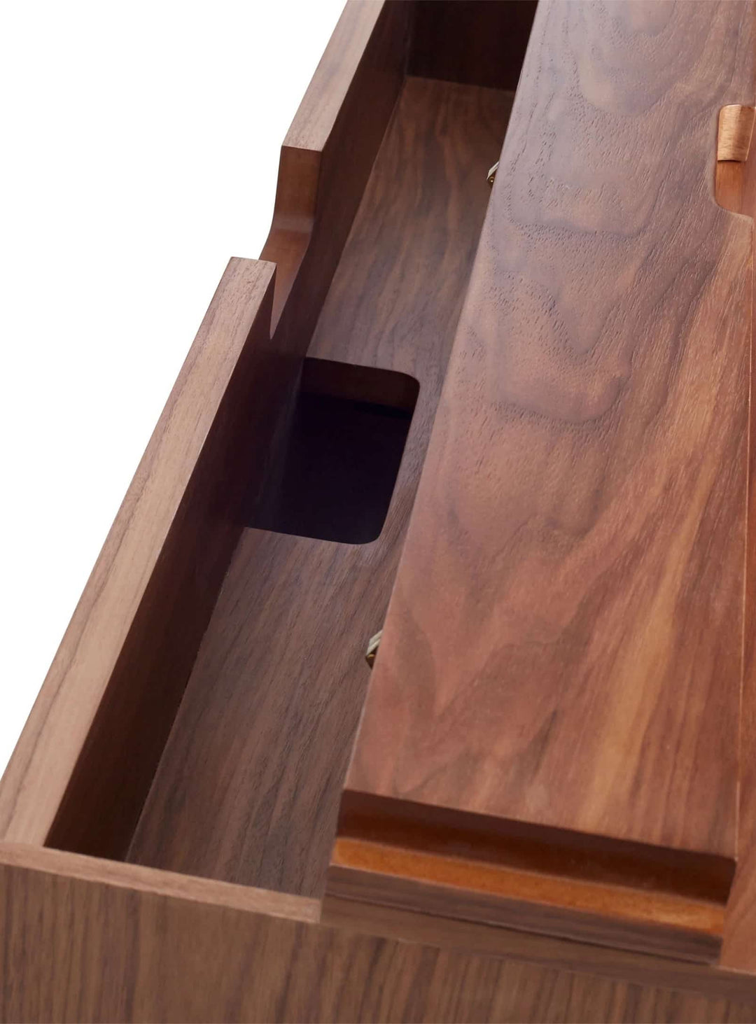 Le bureau Blu Dot Wonder Wall 2.0 cache les câbles pour un bureau toujours ordonné. noyer