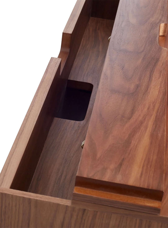 Le bureau Blu Dot Wonder Wall 2.0 cache les câbles pour un bureau toujours ordonné. noyer