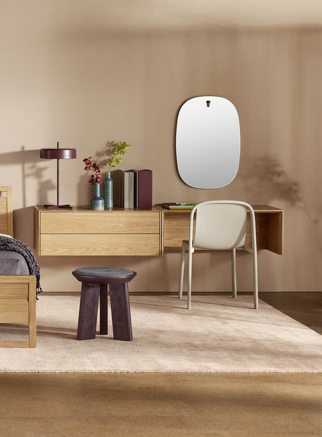 Découvrez le bureau Blu Dot Wonder Wall 2.0, pensé pour les espaces modernes. chene blanc