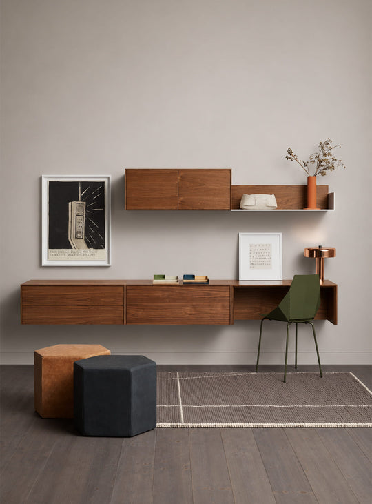 Bureau Blu Dot Wonder Wall 2.0 : une solution compacte en placage de noyer ou de chêne. noyer