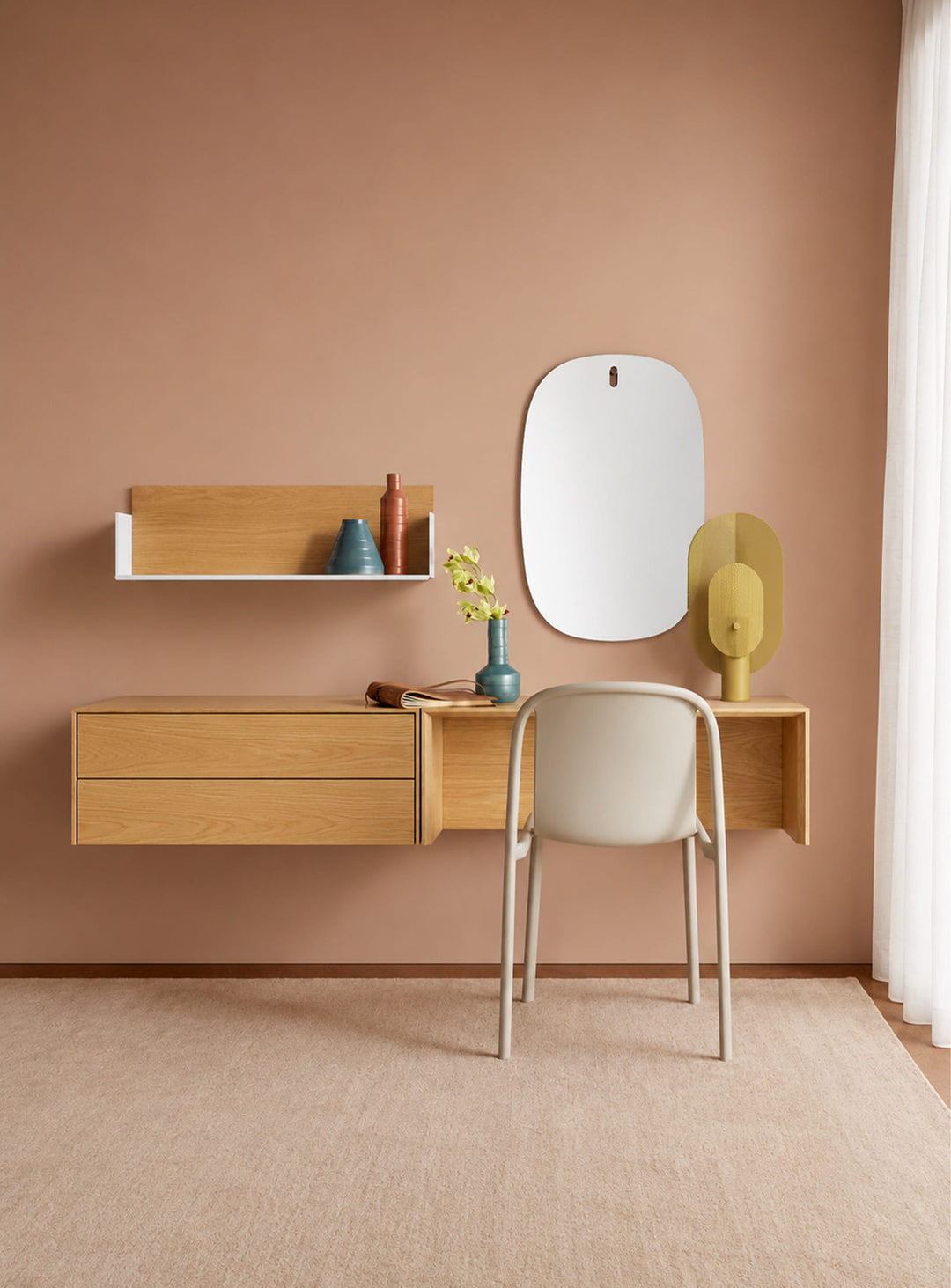 Le bureau Blu Dot Wonder Wall 2.0 associe design minimaliste et fonctionnalité. chene blanc