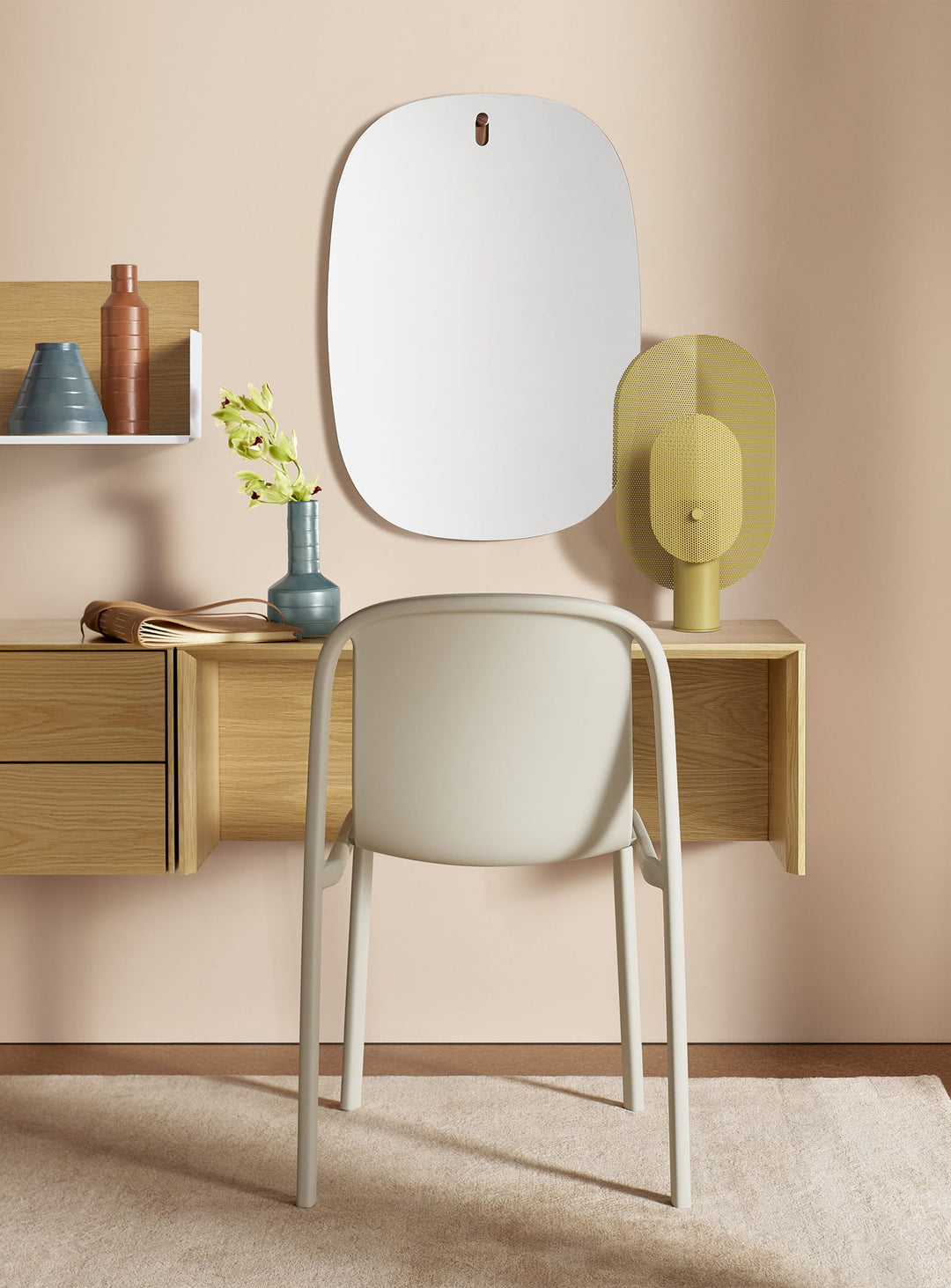 Bureau Blu Dot Wonder Wall 2.0 : un bureau mural design avec gestion des câbles intégrée. chene blanc
