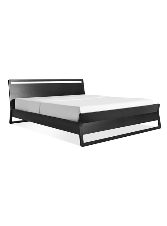 Le lit Woodrow de Blu Dot : courbes élégantes et cadre en bois sculptural. Noir.