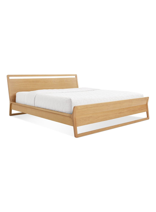 Élégant et solide, le lit Woodrow de Blu Dot sublime votre espace nuit. Chene.