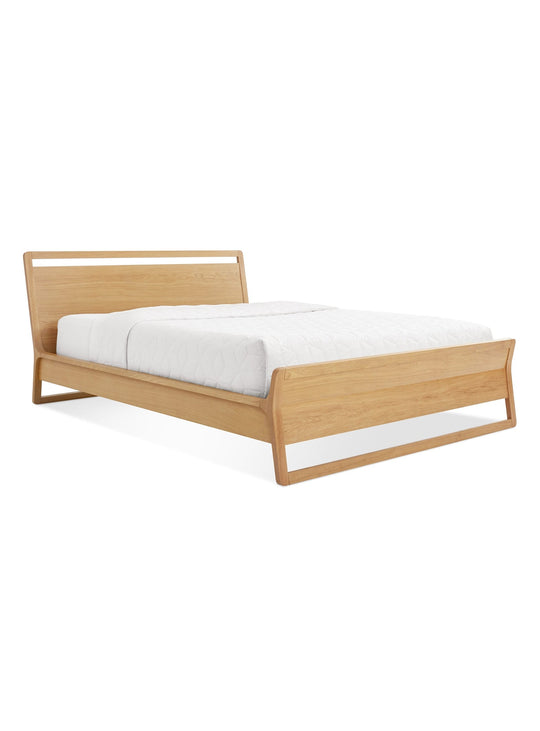 Le lit Woodrow de Blu Dot : structure continue et design moderne raffiné. Chene.