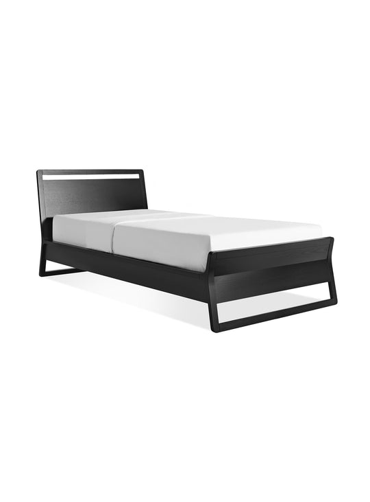 Disponible en noir, chêne ou noyer, le lit Woodrow de Blu Dot s’adapte à tout style. Noir.