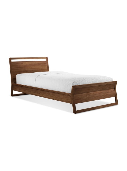 Le lit Woodrow de Blu Dot : silhouette aérienne et cadre en bois massif. Noyer.