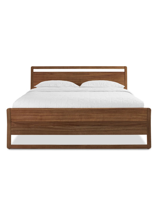 Le lit Woodrow de Blu Dot : un design aérien qui respire la qualité. Noyer.