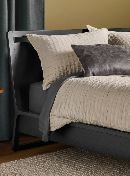 Style aérien et stabilité assurée pour le lit Woodrow de Blu Dot. Noir.