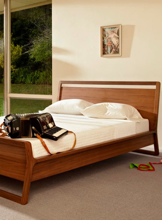 Le lit Woodrow de Blu Dot : design fluide en bois massif et lignes intemporelles. Noyer.