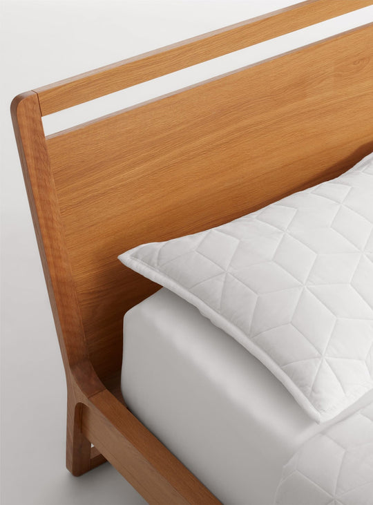 Le lit Woodrow de Blu Dot : un meuble pensé pour durer et séduire. Chene.