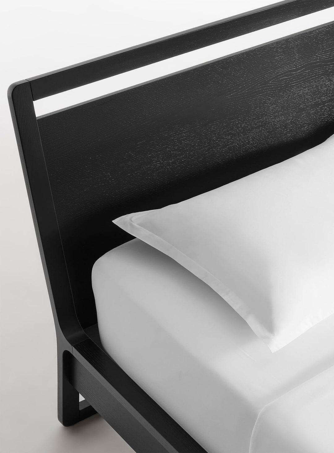 Alliez chaleur et minimalisme dans votre chambre avec le lit Woodrow de Blu Dot. Noir.