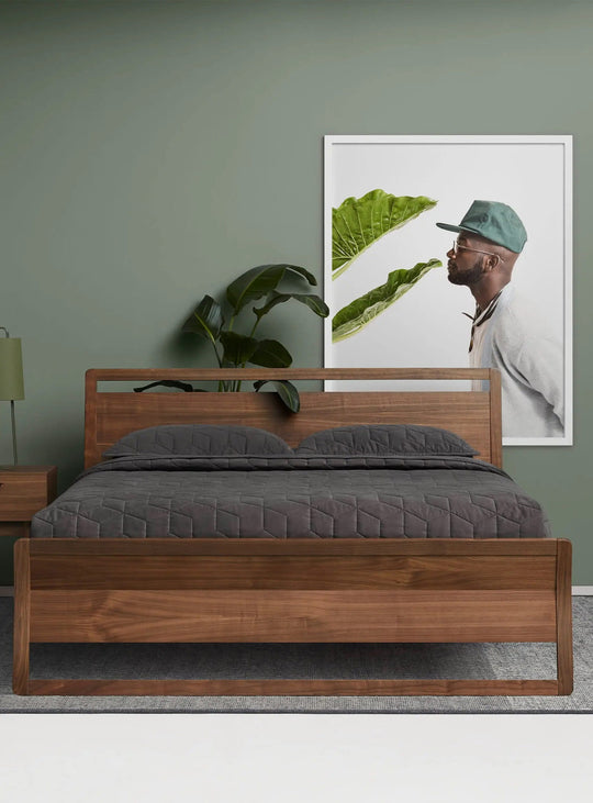 Le lit Woodrow de Blu Dot : design intemporel et confort au quotidien. Noyer.